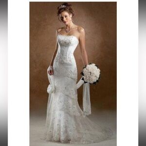 Maggie Sottero Ivory Strapless Sweetheart Lace Trumpet Wedding Gown